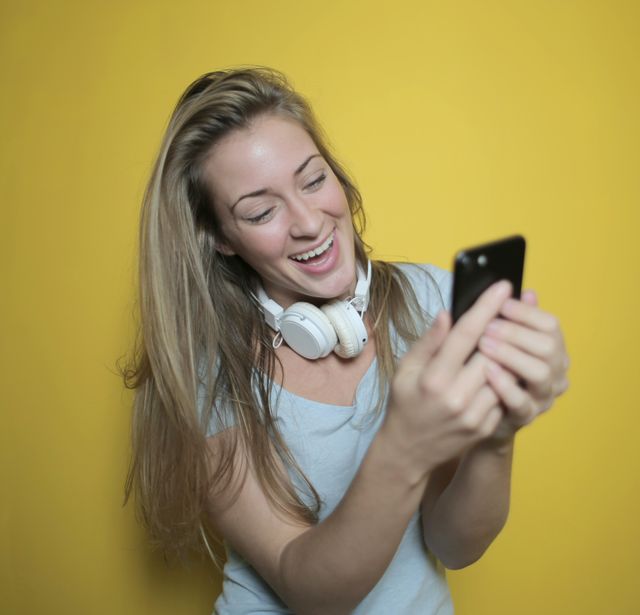 dívka s mobilem
